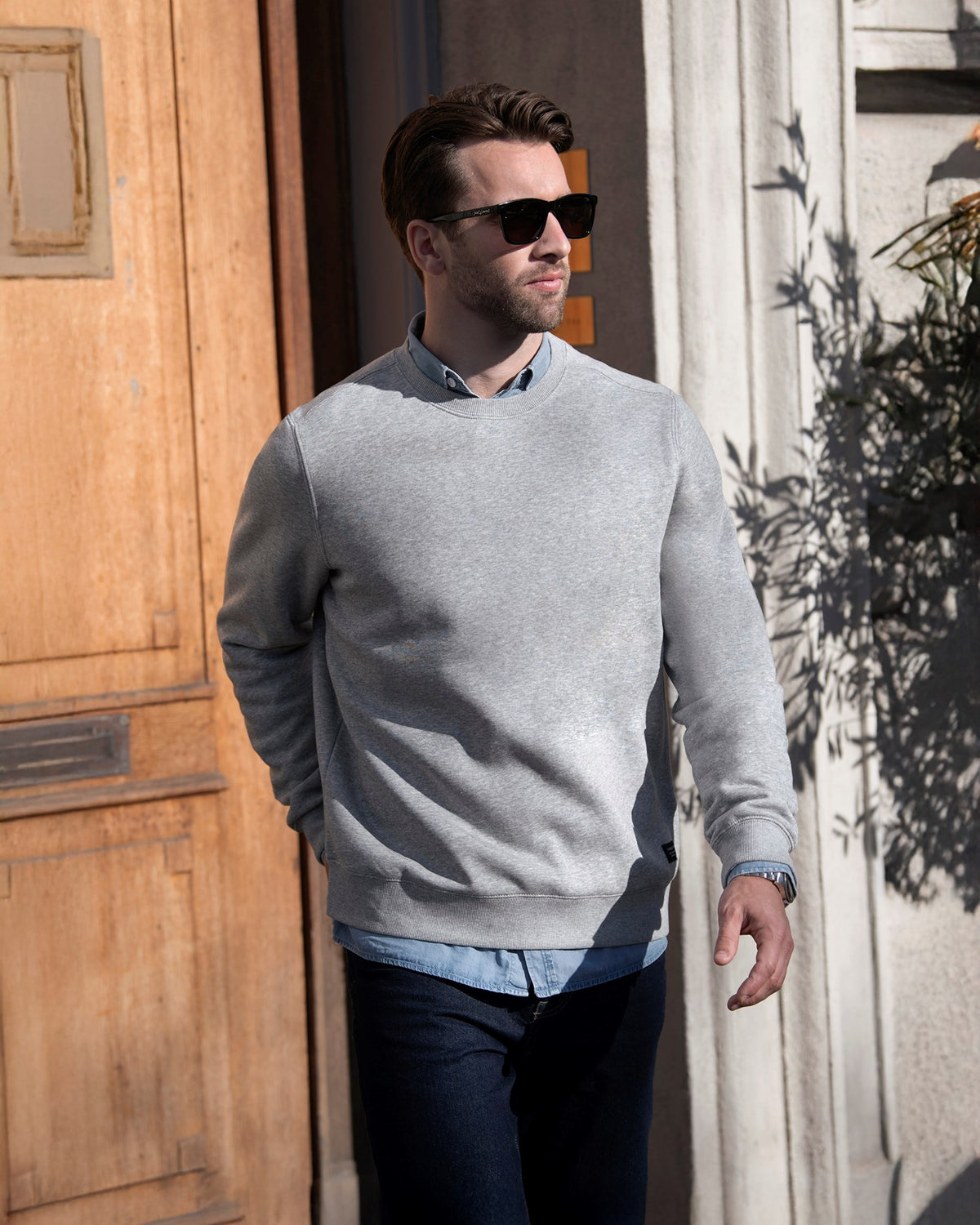 Trenton Men Grey Melange SS26 Modelimage