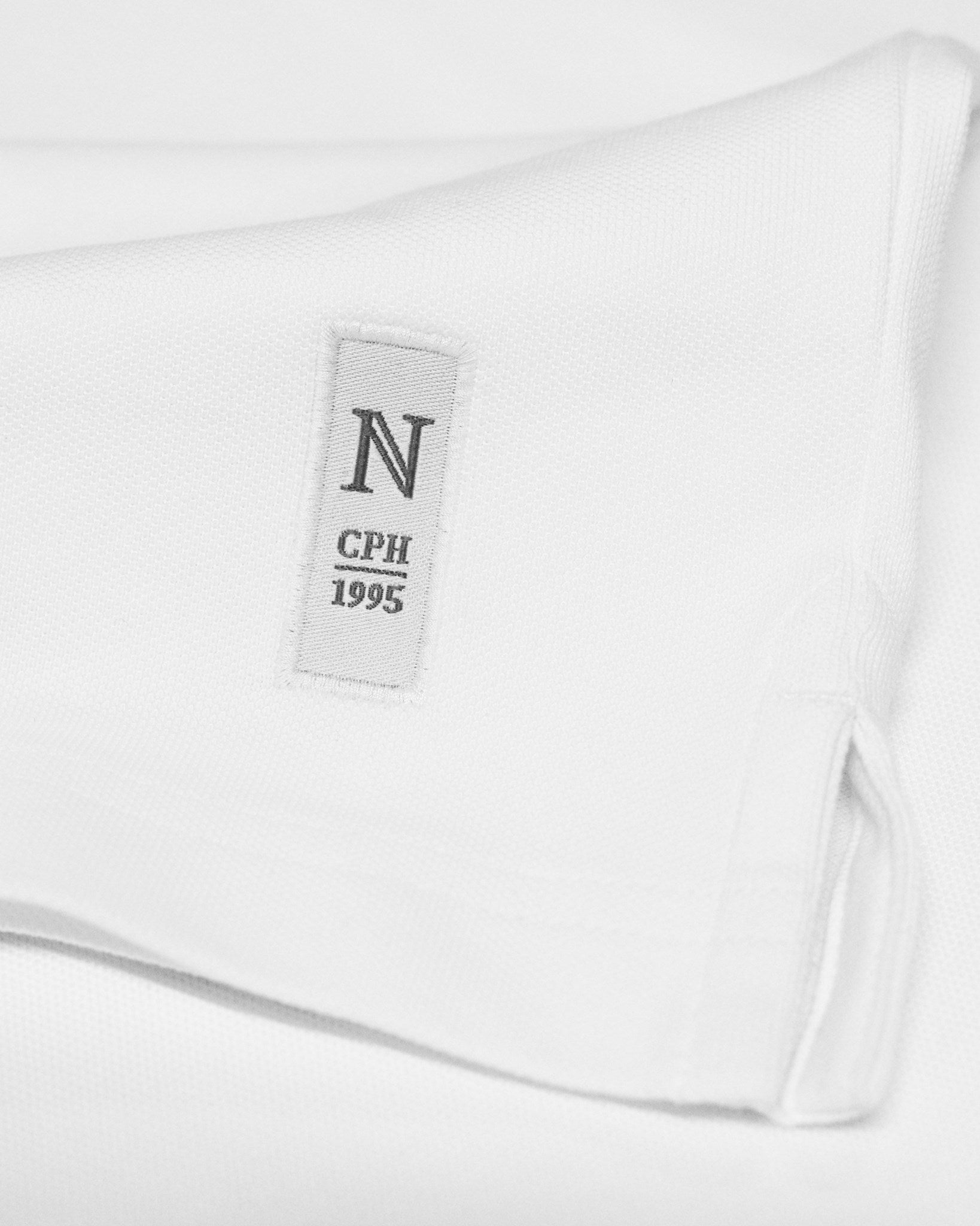 Altavista Men Women White Closeup 4